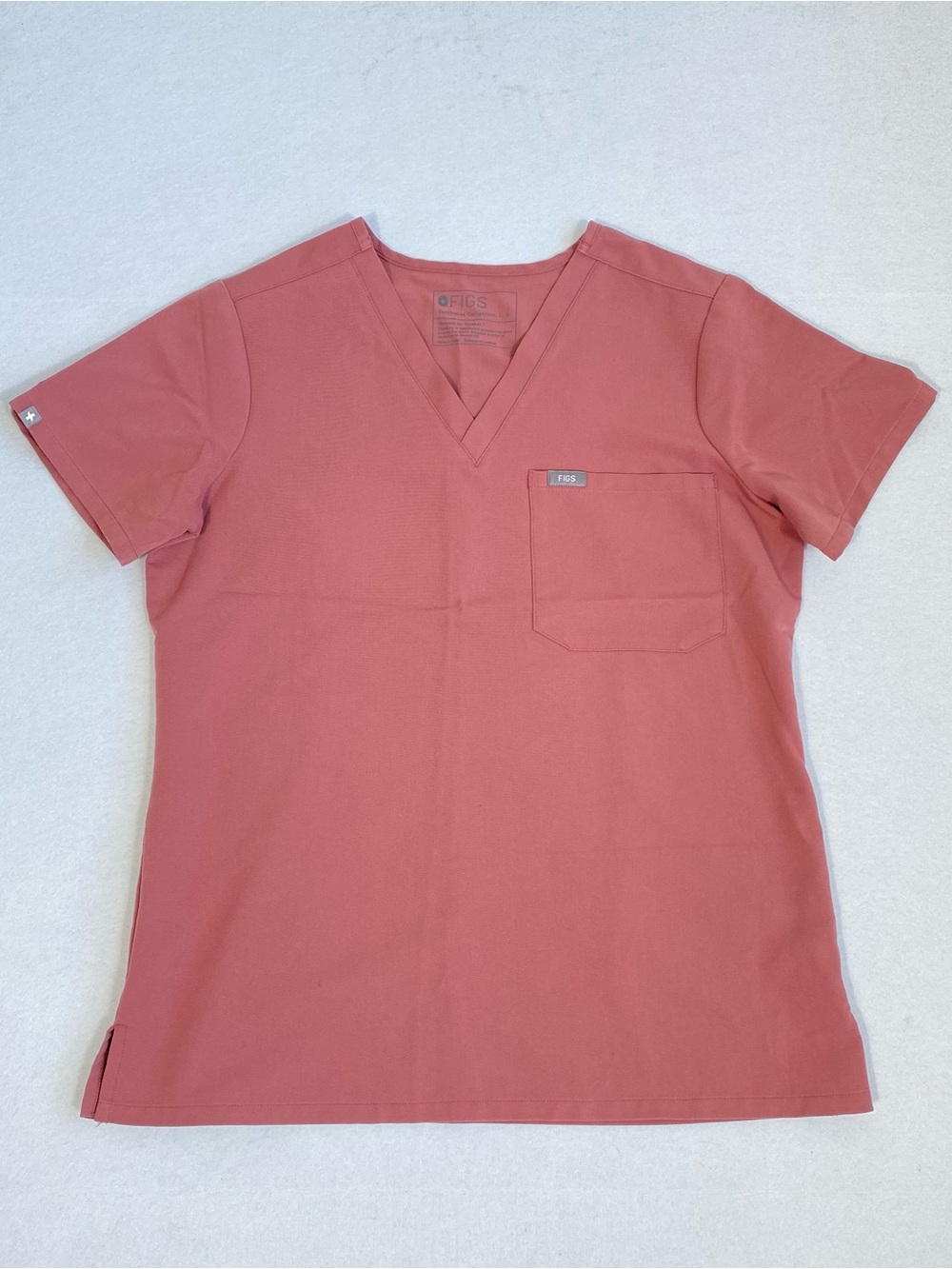 FIGS Women’s V-Neck Scrub Top in Dusty Rose size small
